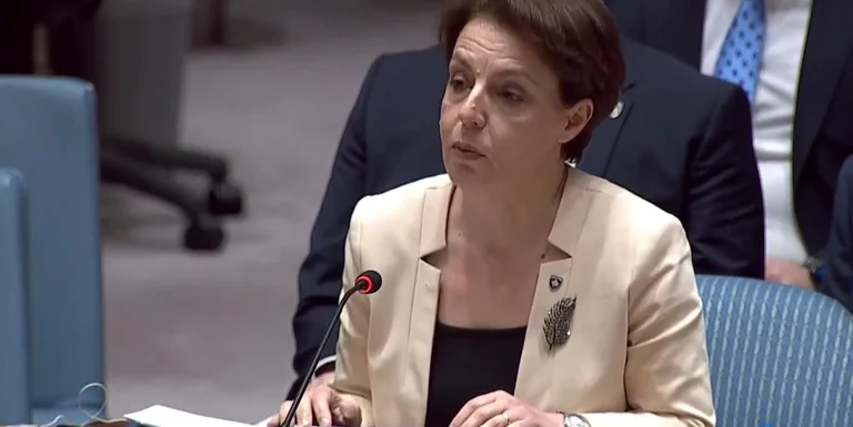Gërvalla thotë se raporti i aprovuar sot rekomandon që Kosova të ftohet si shtet (state), e jo si vend (country)