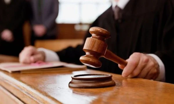 Mungon e dëmtuara, shtyhet gjykimi për korrupsion ndaj zyrtarit policor
