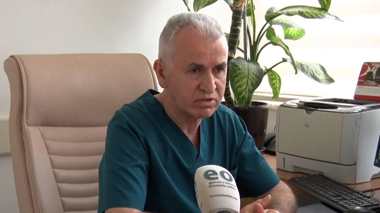 Shefi i Intenzivës tregon për gjendjen e 21 vjeçares që u godit nga treni