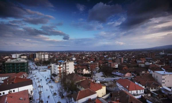 Vushtrriasi e lë qesen me 37 mijë € mbi gomë, vëllai ia merr furgonin dhe del – paratë shpërndahen nëpër rrugë