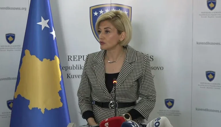 Mimoza Kusari i përgjigjet AAK-së: Nuk e votojmë mocionin tuaj