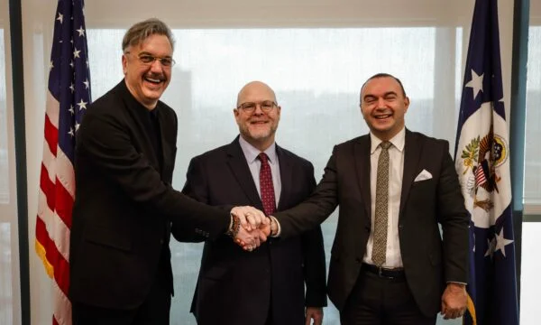 Hovenier takon udhëheqësit e odave ekonomike të Kosovës e Serbisë, flasin si të përmirësohet bashkëpunimi mes bizneseve të dy vendeve