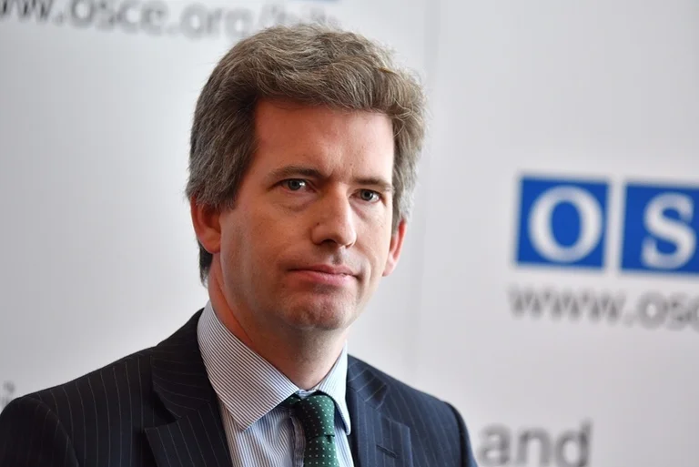 Ambasadori britanik Ferguson, e sheh modelin e Irlandës së Veriut si zgjidhje në dialogun Kosovë-Serbi