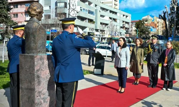 Osmani bën homazhe te busti i Albrightit: Do ta kujtojmë gjithmonë kontributin për lirinë e demokracinë tonë
