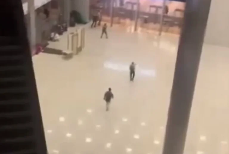 Momenti kur sulmohet salla e koncerteve në Moskë (VIDEO)