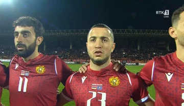 Armenien weiß, wie die Kosovo-Flagge aussieht, legt sie in den Fanla eines Spielers
