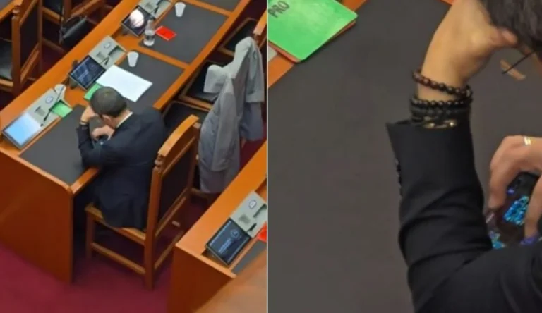 Diskutimet në Kuvend i ‘çanë kokën’ deputetit të PS, kalon kohën duke luajtur lojëra në telefon