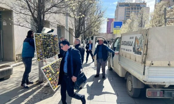 Inspektorati i Kryeqytetit me aksion për largimin e shitësve ambulant nga sheshet e Prishtinës
