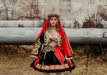Rita Ora ouvre des archives en vêtements nationaux, se rappelant l'origine