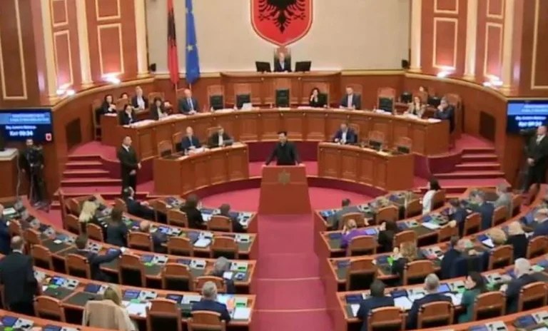 Debate në Kuvend, Basha përjashtohet nga seanca për “zaptim të foltores”