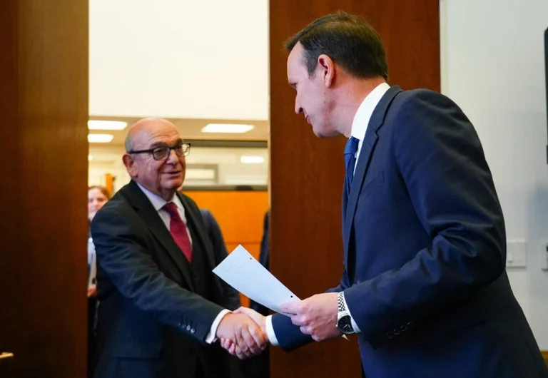 Senatori amerikan takohet me emisarin britanik, flasin për bashkëpunimin rreth dialogut Kosovë-Serbi