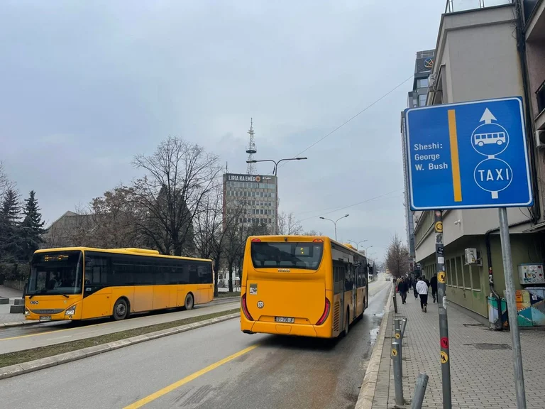 Prej nesër hapet për vetura sheshi “Xhorxh Bush” në Prishtinë
