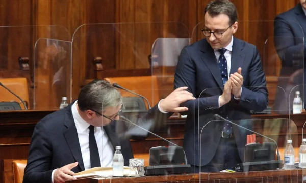 ‘Zbutet’ Petkoviq: Vuçiq dhe Beogradi nuk kërcënojnë askënd, Kurtit i pëlqen të fotografojë uniformat dhe bazat