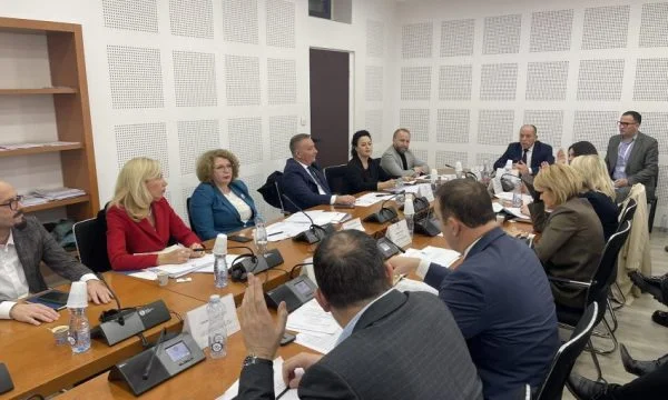 “A është e lejuar që unë të bullizohem” – Rozeta Hajdari përplaset me opozitën në Komision