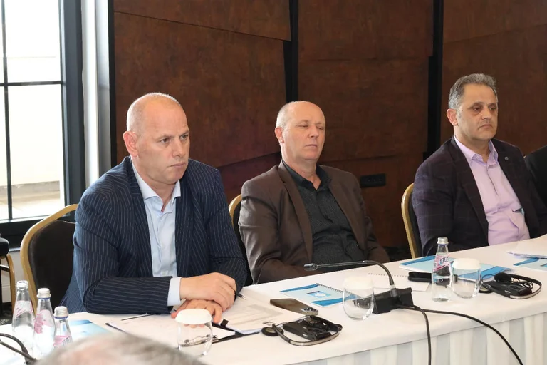 Lladrovci, VV-së: Kah jeni nisur o djem? – Nuk nënshtrohet Asociacioni i Komunave të Kosovës