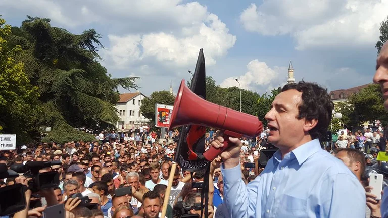 A do të bënte protesta nëse një qeveri tjetër do t’i jepte tokë Manastirit? – Kurti: S’kam nerva të mendoj si opozitar
