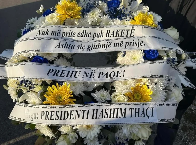 “Nuk më prite edhe pak Raketë” kurorë në emër të ish-Presidentit Thaçi për varrin e truprojes së tij