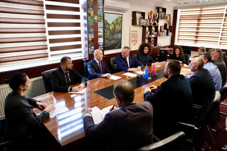 Toka për Manastirin, Haradinaj: Deçani respekton Kushtetutën e Kosovës, Kurti s`po përkrah projektet jetike për deçanasit
