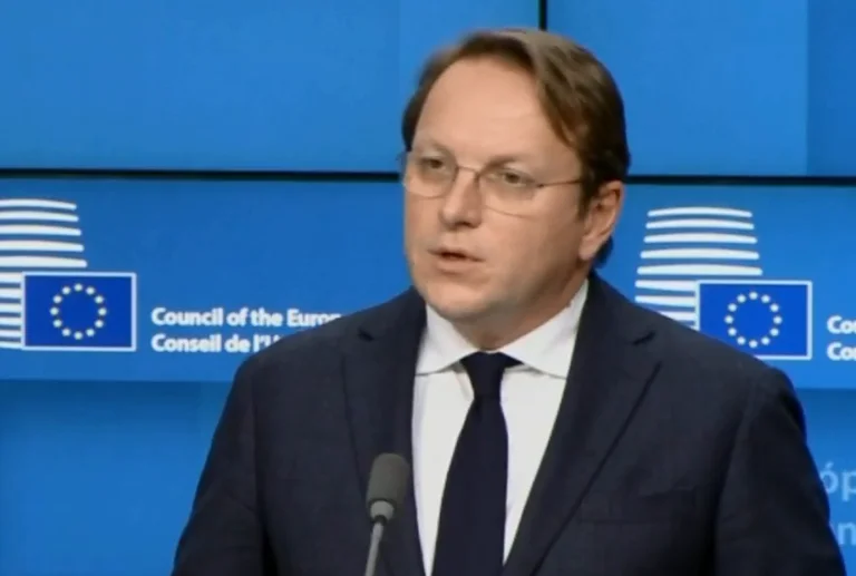 Varhelyi: Si të lëvizim me statusin e vendit kandidat për Kosovën? Po shohim elemente të reja të eskalimit