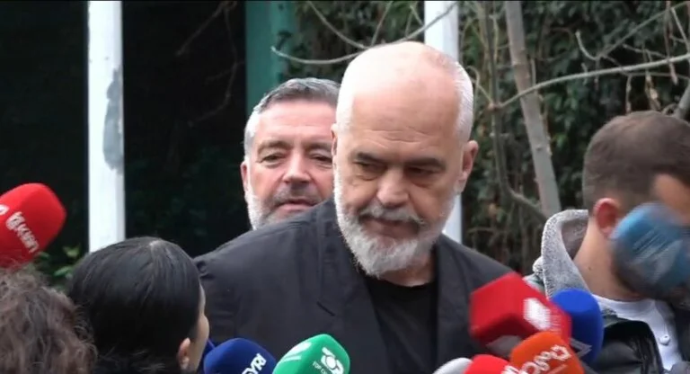 E tmerrshme: Edi Rama përplaset me gazetaren, pasi nuk i pelqeu pyetja e shtyn me dorë (VIDEO)