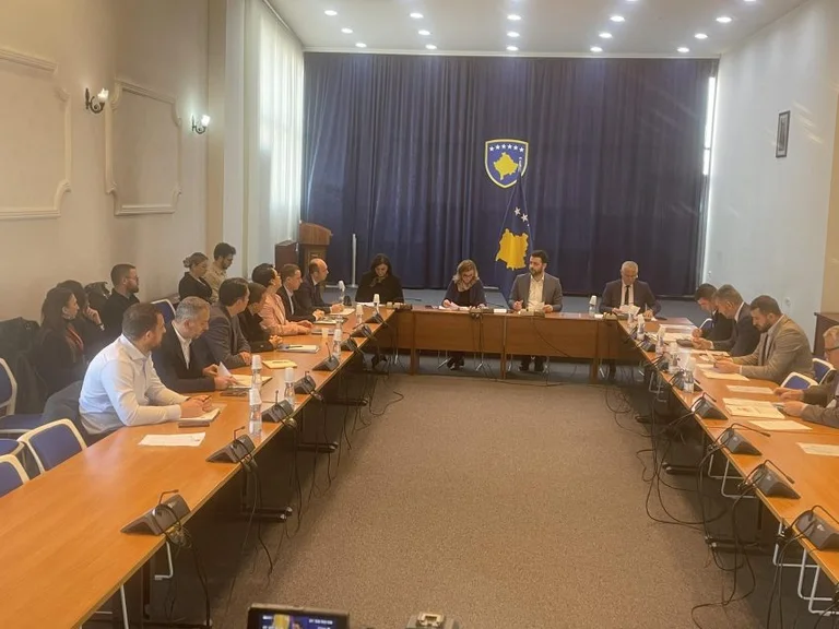“Mos fol pa lidhje”- Përplasje ndërmjet deputetëve të LDK-së dhe VV-së gjatë raportimit të Bordit të KPM-së