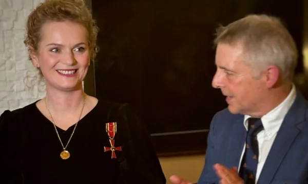 Presidenti i Gjermanisë i ndan Flutura Kusarit medaljen e Urdhërit të Meritave