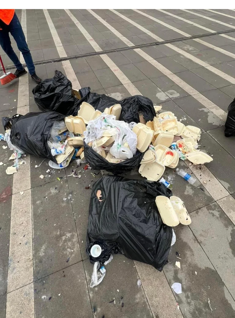 Pamje të shëmtuara: Kështu është gjendja në pjesën ku qytetarët kanë ngrënë iftar në Prishtinë