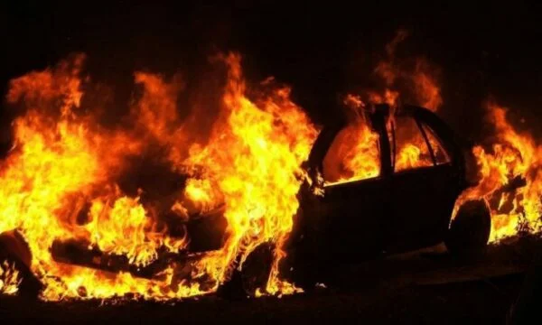 Digjet vetura e një serbi në Leposaviq, Policia: S’dihet arsyeja, po e hetojmë rastin