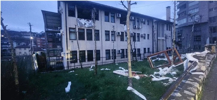 Prokuroria ua cakton nga një muaj paraburgim tre të miturve që dogjën me qëllim Gjykatën në Kaçanik