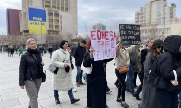 “Kur vajza kthehet vonë, dal e pres në rrugë”: Pasiguria brengos prindërit