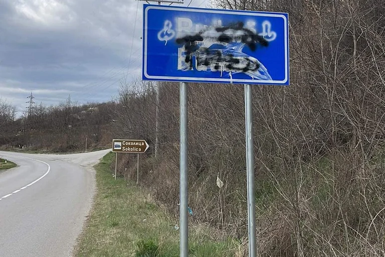 Dëmtoi shenjat e trafikut në Leposaviq, arrestohet shtetasi i Serbisë