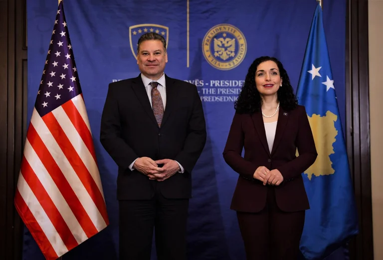 Ambasada amerikane bën një përmbledhje të vizitës së Escobar, përmend “sfidat në marrëdhëniet dypalëshe”