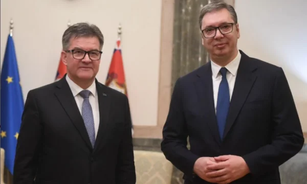 Vuçiq njofton se u takua me Lajçakun, ankohet për “situatë të padurueshme të serbëve” në Kosovë