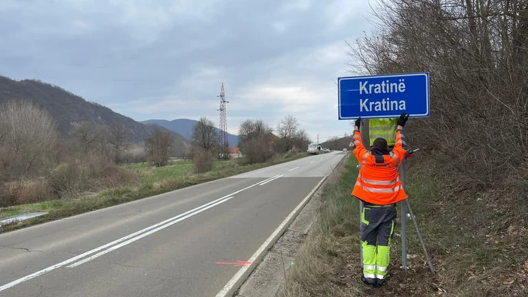 Fshihen emrat e tabelave në gjuhën shqipe në veri, një ditë pasi u vendosën