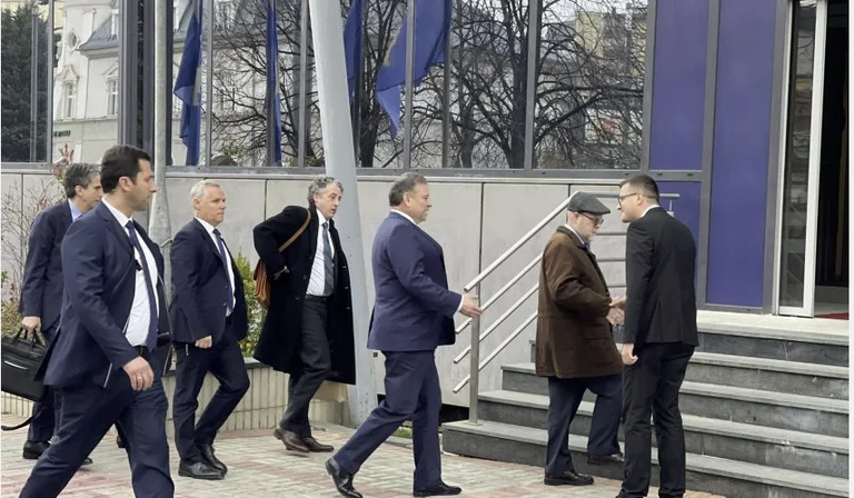 Escobar mbërrin në Qeveri, zhvillon takim me Kurtin