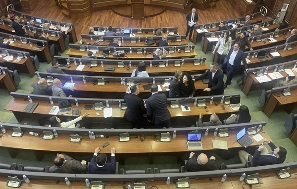 Kalon gati në përplasje fizike debati mes deputetëve të LDK-së dhe VV-së në Kuvend