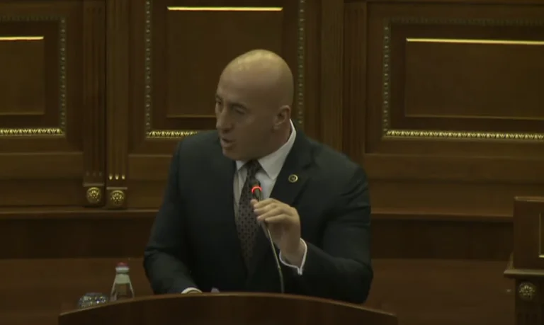 “Nuk mundeni me i ikë kësaj, ju vjen era”, Haradinaj – Vetëvendosjes: Keni guximin ta ftoni Prokurorinë t’i hetojë kontrat njëburimore