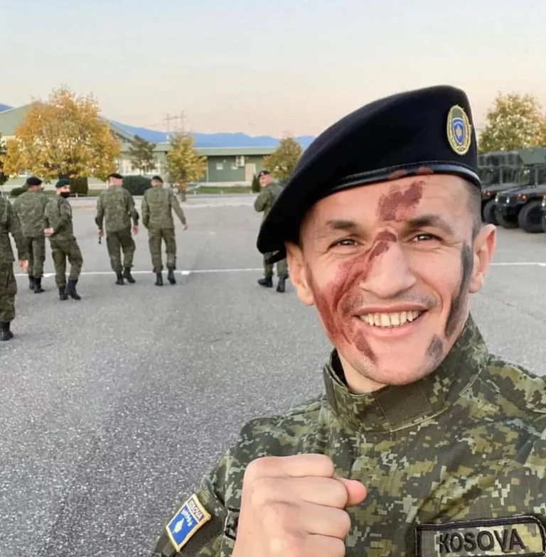 Robin Krasniqi vishet me uniformën e ushtrisë: Unë, biri yt Kosovë