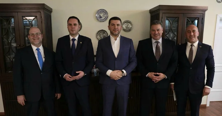 Memli Krasniqi erläutert aus der Oppositionssitzung mit Escobar, Hovenier