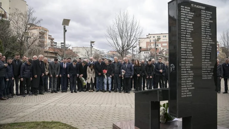 25 anni dall'uccisione di civili nel mercato verde a Mitrovica, Kurti: Ricorda il passato oscuro