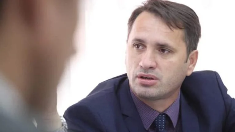 Le secrétaire du Bureau de liaison du Kosovo en Serbie, provoqué par la police serbe, a exhorté à signer un document où il est considéré comme un citoyen serbe