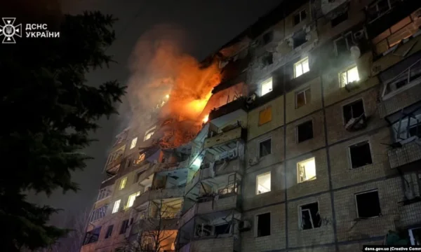 Tre persone uccise dagli attacchi russi agli edifici residenziali ucraini