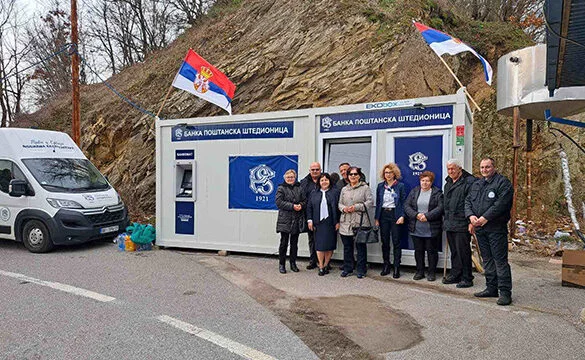 Belgrado porta banche improvvisate vicino al confine per i serbi del Kosovo