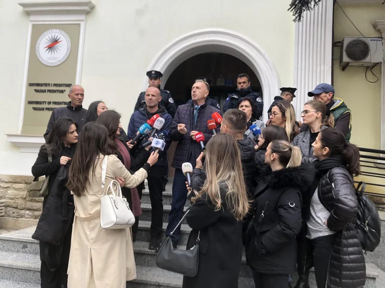 Les travailleurs techniques, la sécurité physique de l'UP avec les manifestations appellent à des hausses salariales