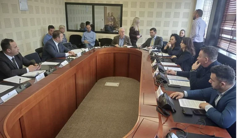 Chef de l'opposition, cause la Commission de la réserve parlementaire