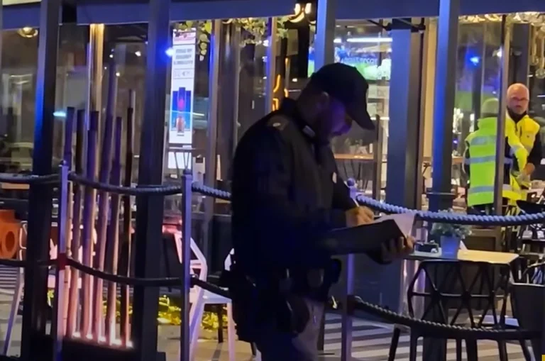 Ansicht der Bar, in der 2 Albaner in Italien getötet wurden, wie die Situation von zwei anderen