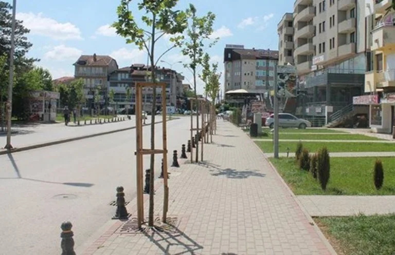 Kundërshtohet vendimi për mbylljen e sheshit në Lipjan pas orës 18