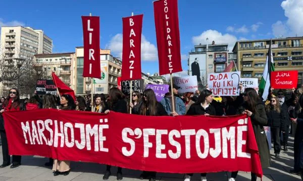 La traditionnelle foule du 8 mars mars part de la place de Zahir Pajaziti, se dirigeant vers l'objet du gouvernement du Kosovo.
