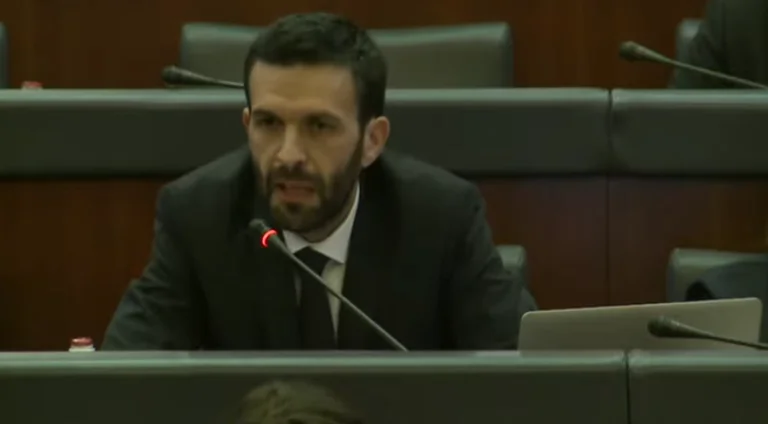 Deputeti i LVV-së reagon për videon e vajzës së komunitetit RAE dhe ministrit Peci: Turp!