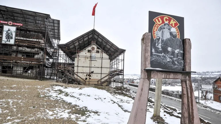 Analisti thotë se Albin Kurti “ka marrë peng familjen Jashari”